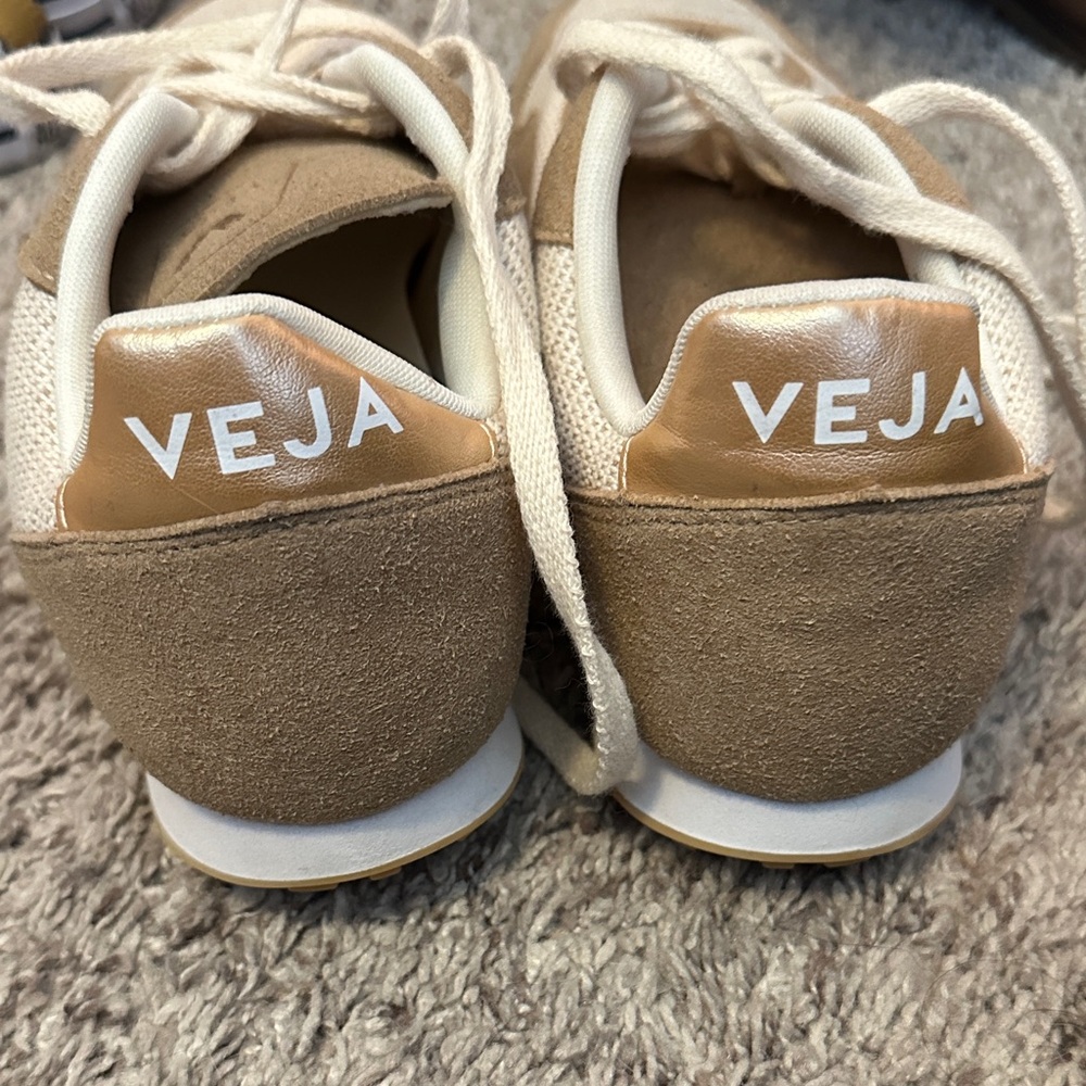 Veja Women's Beige & Cream Retro Runner Sneakers - Picture 3 of 3